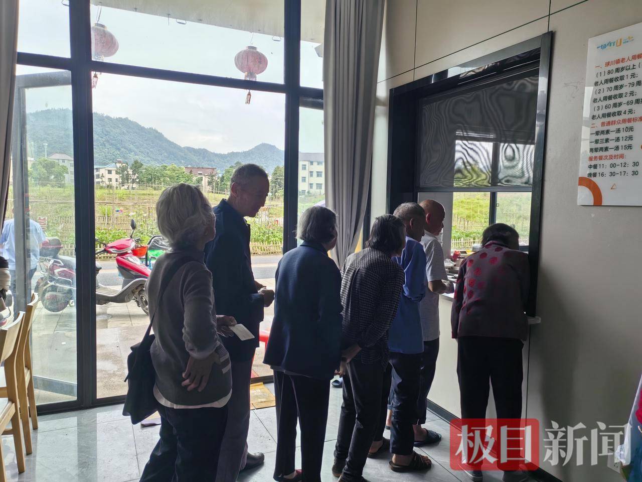 江西老人步行跨省去浙江干饭，80岁以上每餐仅需1元，网友：这是实实在在的便民