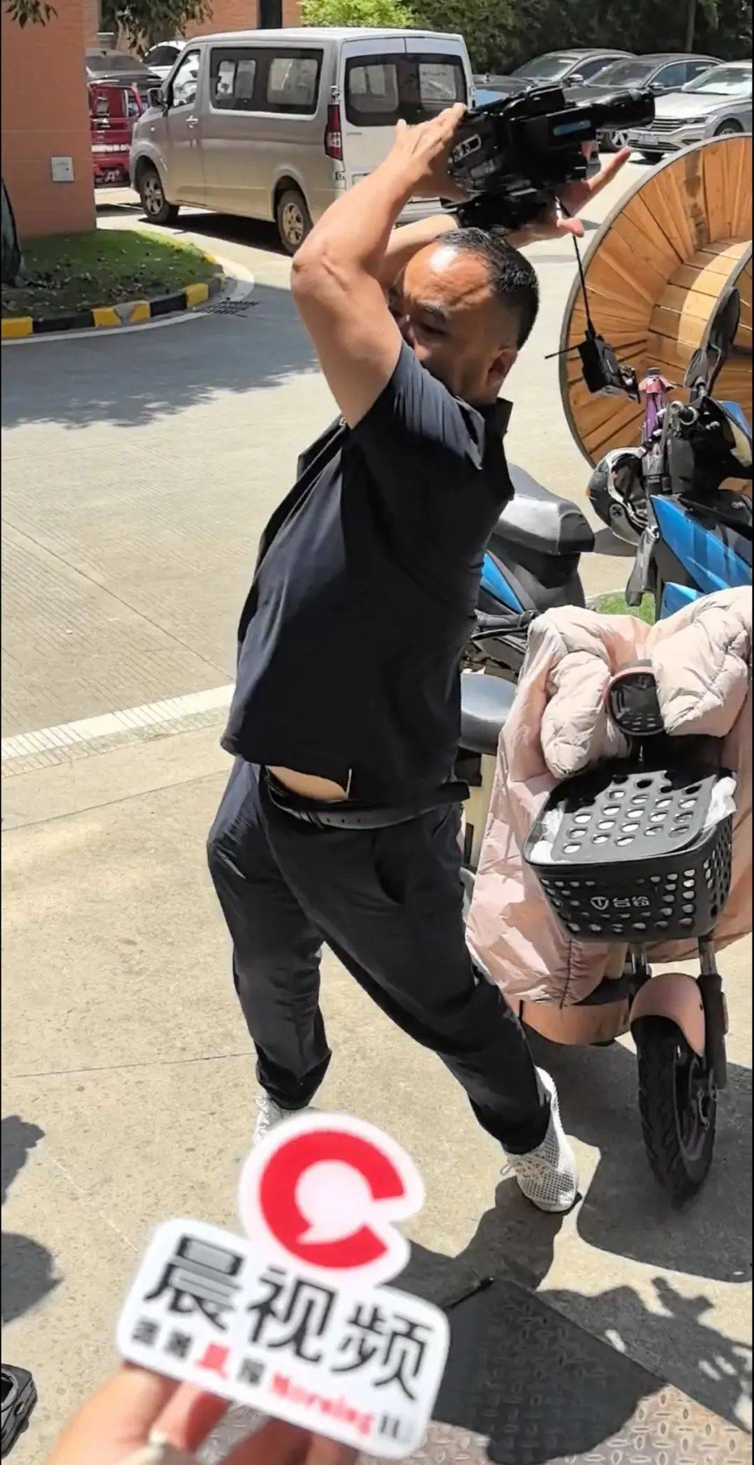 长沙一消费者称买到不达标电缆,公司负责人推搡记者砸坏摄像机,律师:刑事立案概率高