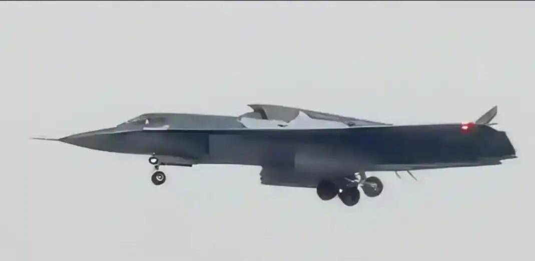 战斗机越造越庞大，歼 - 45 超大个头造型前卫，恰似 “空中巨无霸”