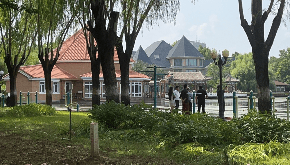 友人称范曾去年结婚后对徐萌承诺买新房，7月中旬已乔迁新居，10多天前见面时状态良好，未失联