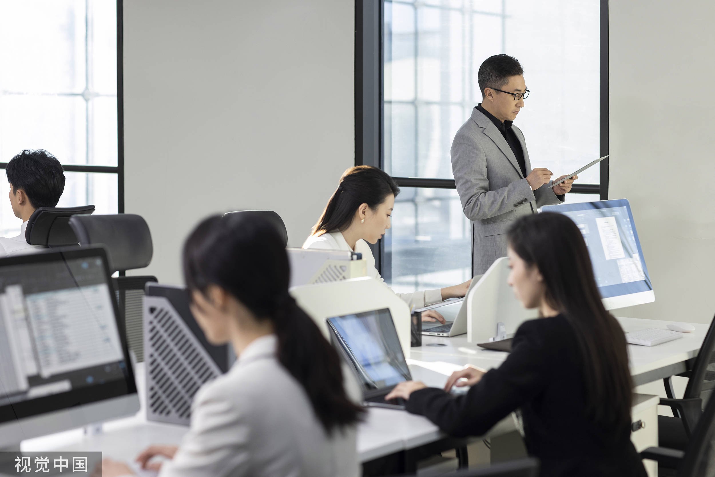 “靠窗工位收费”，好的管理不是精于算计丨中听