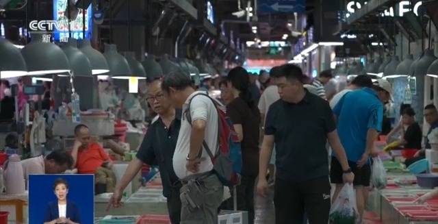 开渔时节首批海鱼虾蟹上岸 市民游客岸边等船抢“鲜”一步