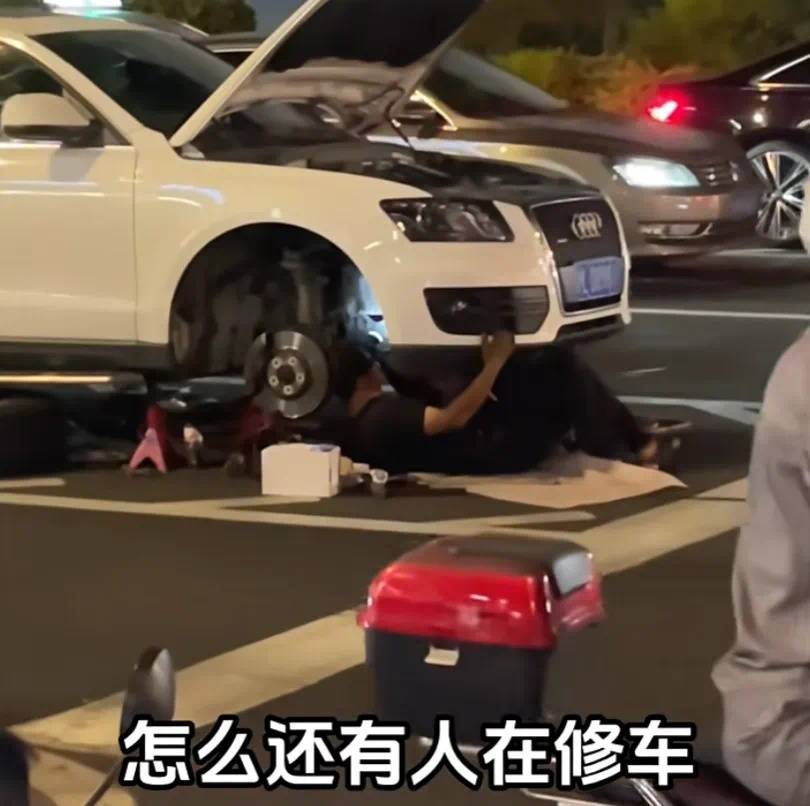 上海警方：王某（男，40岁）、邹某某（男，43岁）被处罚！事发闹市区，这一幕太离谱…