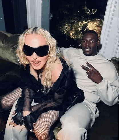 67岁生日麦当娜与鲜肉男友同吃Labubu蛋糕，造型致敬子弹胸罩