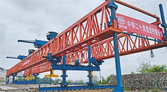 洛卢高速公路项目主线桥梁架设完成