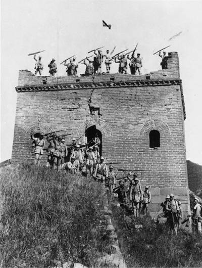 把伟大抗战精神一代代传下去（铭记历史 缅怀先烈）