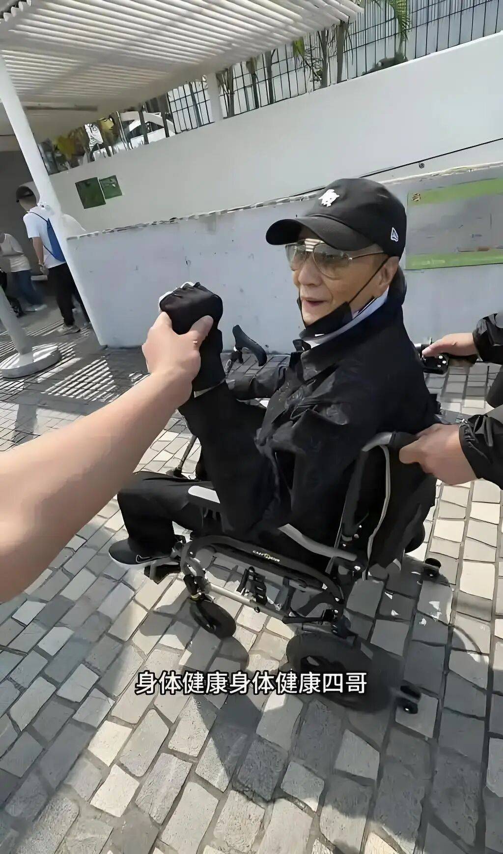 考古|89岁谢贤现身依旧时髦!与小49岁女友分手后开搞事业,疑已交代后事的他太潇洒