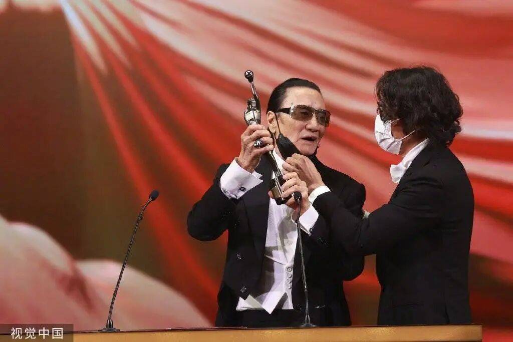 考古|89岁谢贤现身依旧时髦!与小49岁女友分手后开搞事业,疑已交代后事的他太潇洒