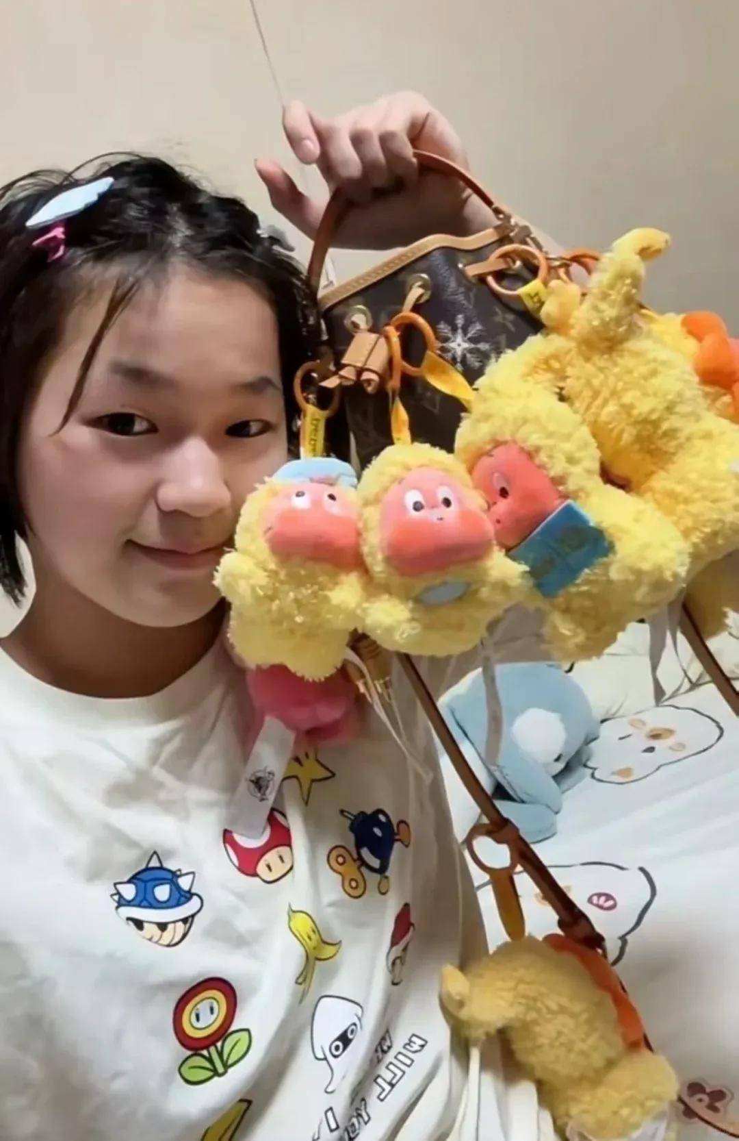 杨幂把钥匙扣扎在马尾上，瞬间实现满39减20！