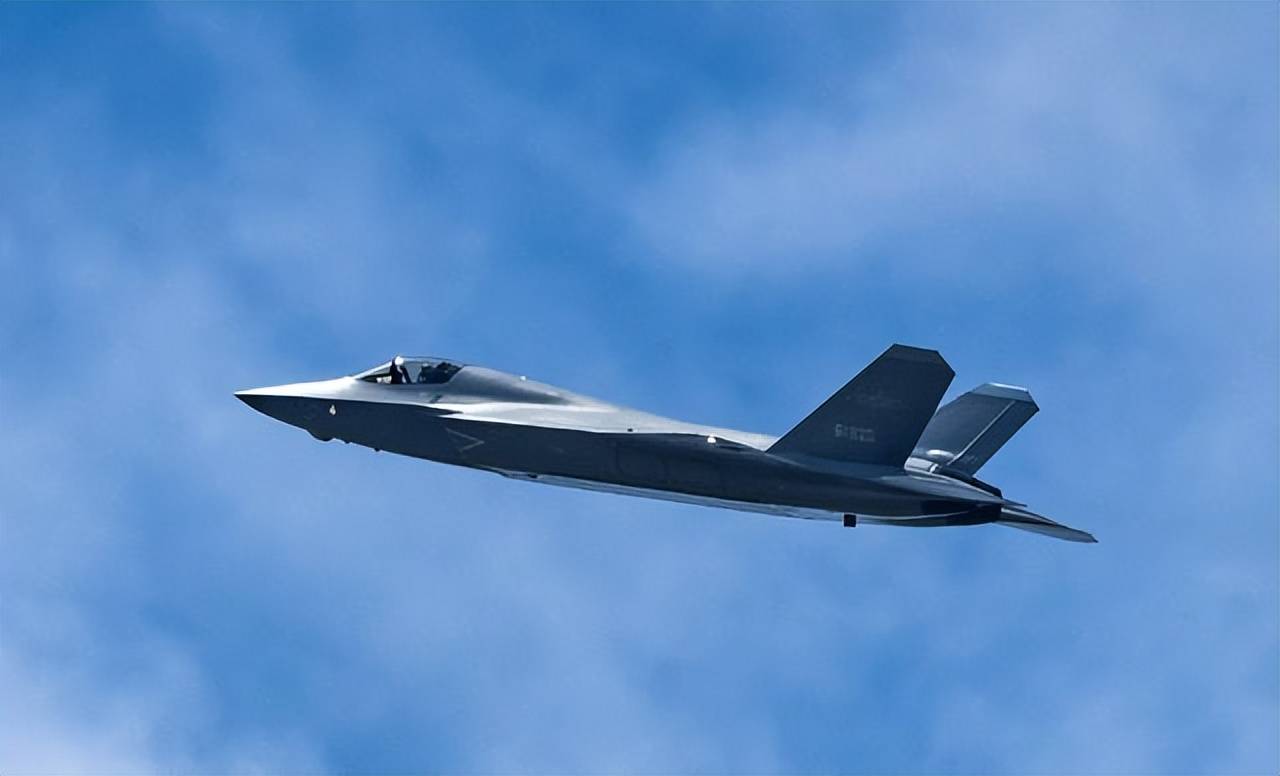 歼-35弹舱细节公开：6枚霹雳-15只是前菜，真正的王牌是神秘弹药