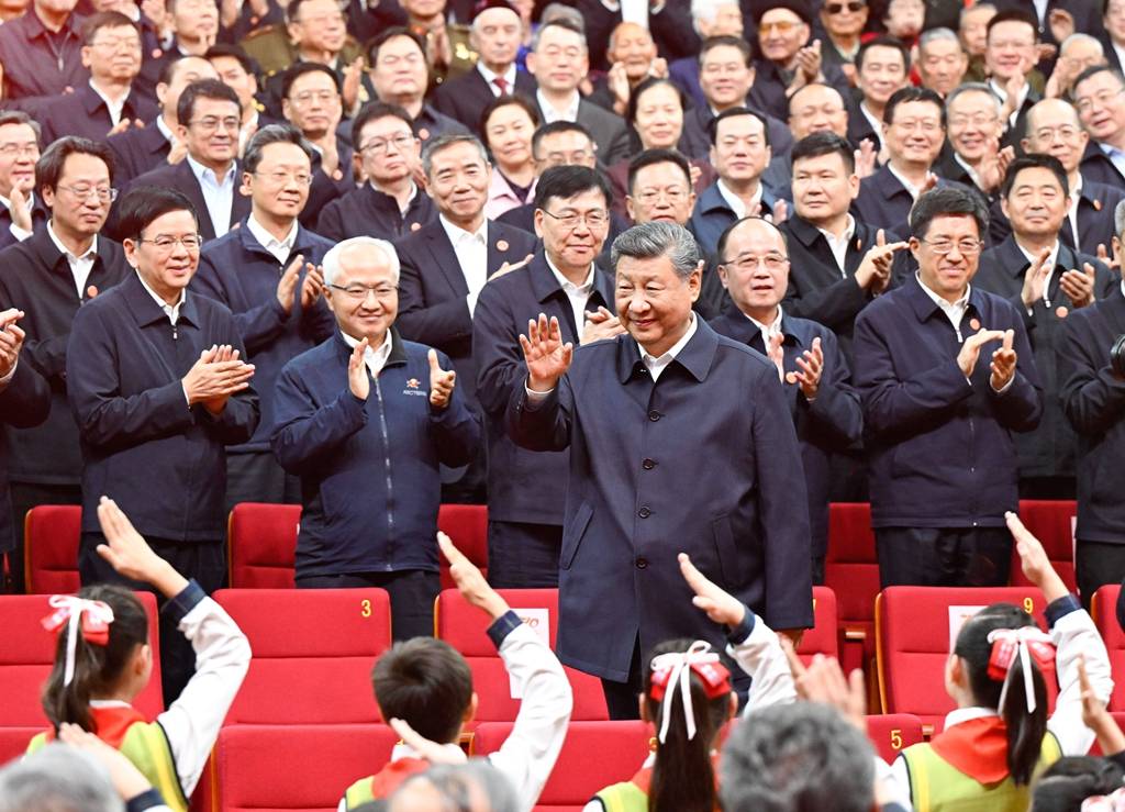 习近平观看庆祝新疆维吾尔自治区成立70周年文艺晚会《美丽新疆》