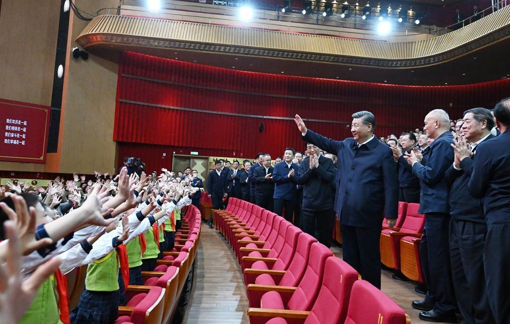 习近平观看庆祝新疆维吾尔自治区成立70周年文艺晚会《美丽新疆》