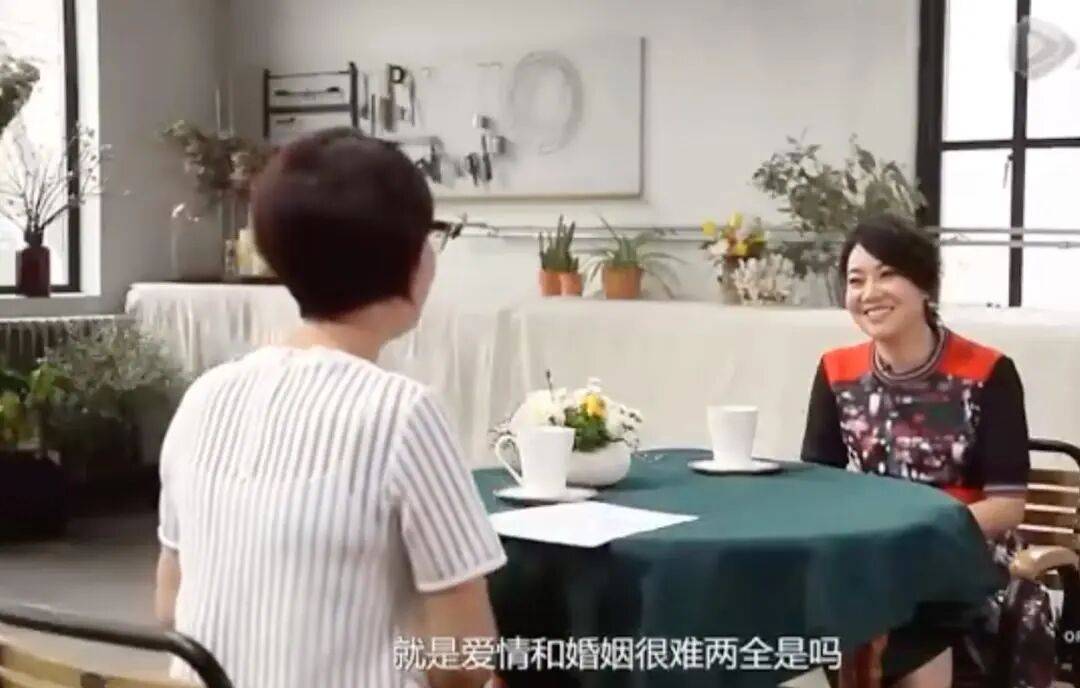 闫妮微醺式演唱再上热搜!35岁爆红后速成大满贯视后,她是松弛美学的代言人