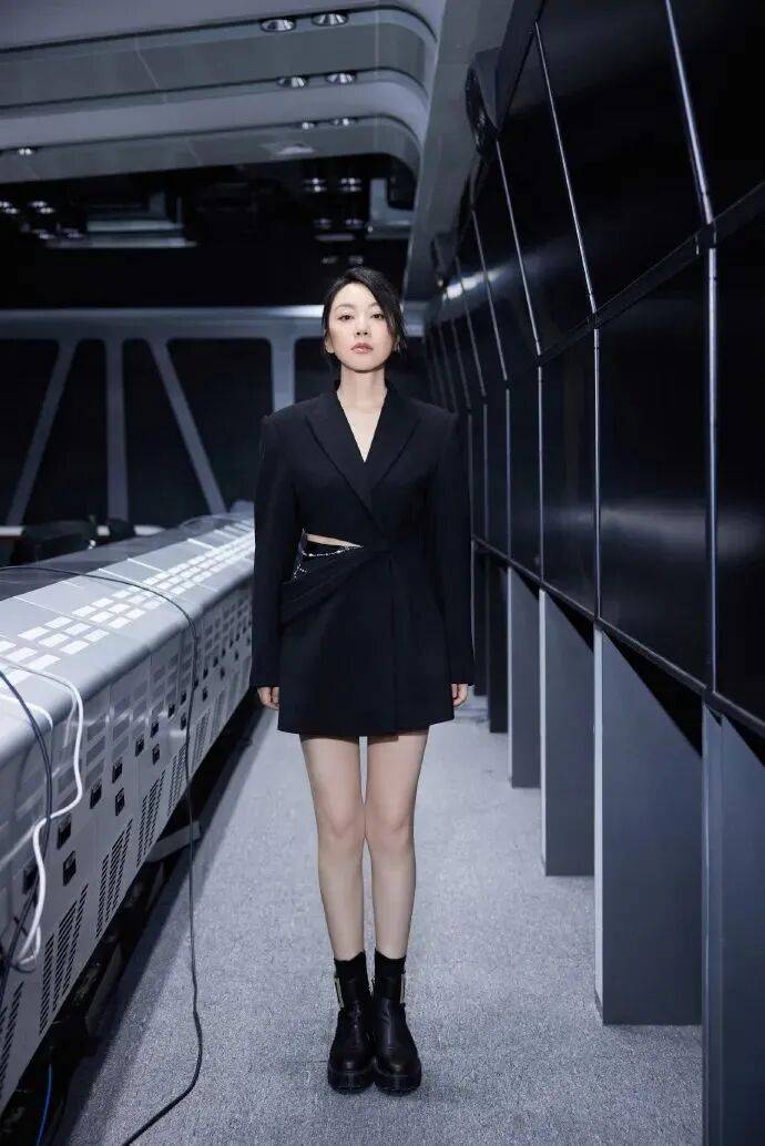 闫妮微醺式演唱再上热搜!35岁爆红后速成大满贯视后,她是松弛美学的代言人