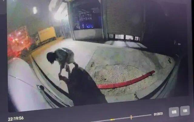 刚提的新车停路边被人放鞭炮崩损千余元,车主:因拒绝当晚挪车,20分钟后听到鞭炮声,对方还态度豪横