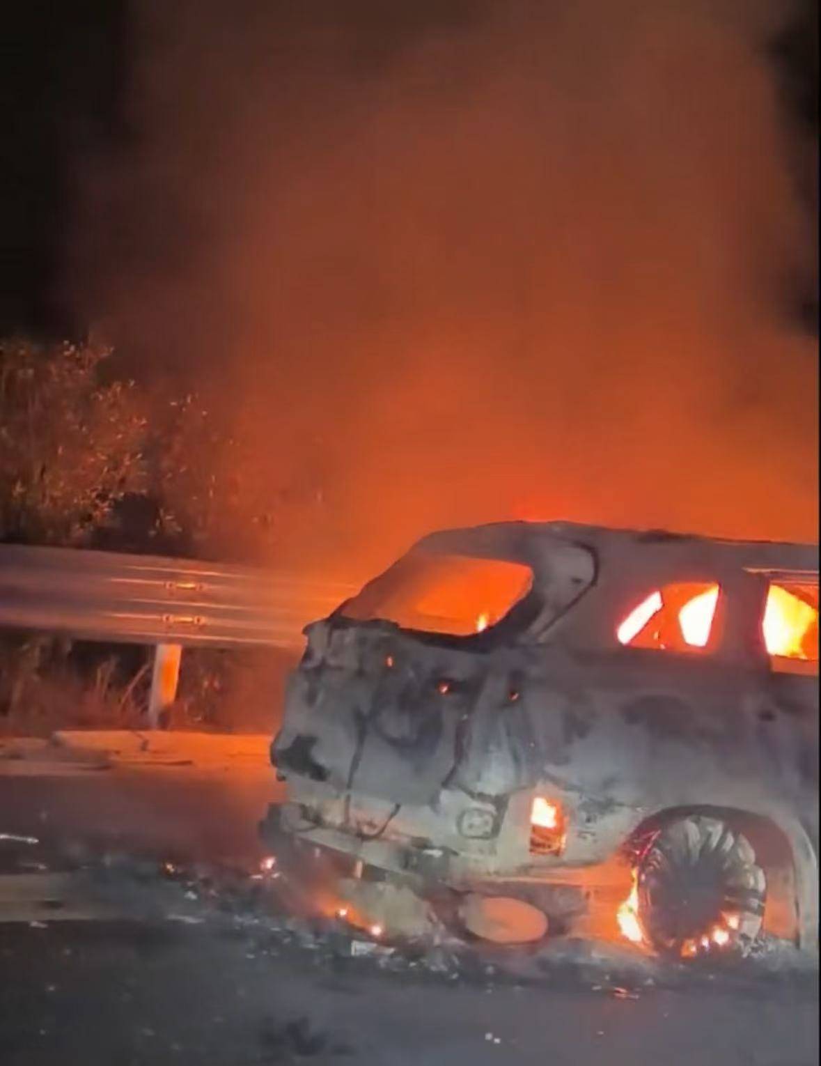 玉林多车连撞起火致2死3伤,亲属:堂哥一家去旅游出事,两名女儿遇难,堂嫂烧伤严重