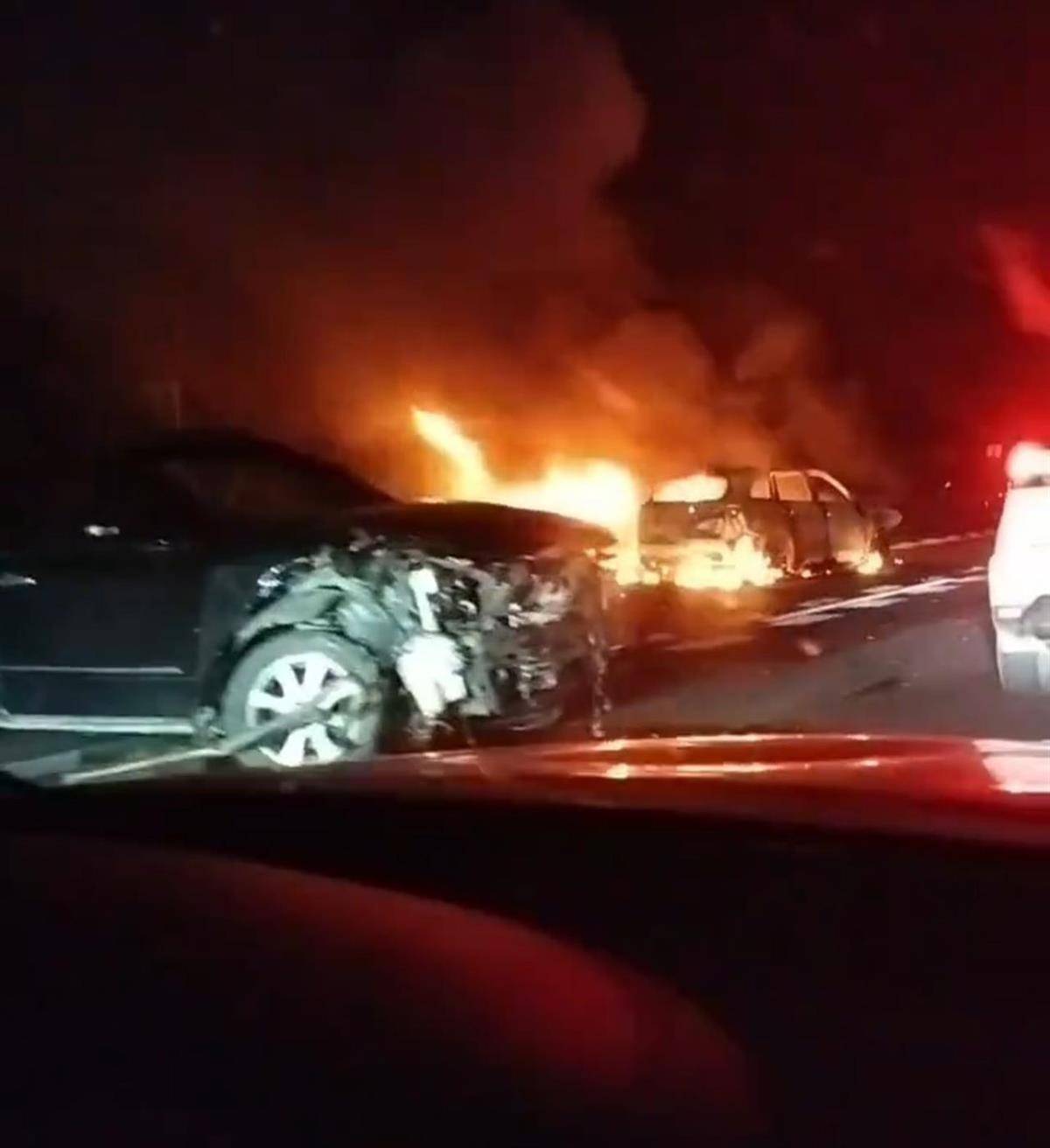 深南高速一车祸致2死3伤,一位目击者称车上有甩棍没有当场施救,事后得知两人死亡他“觉得好惭愧”