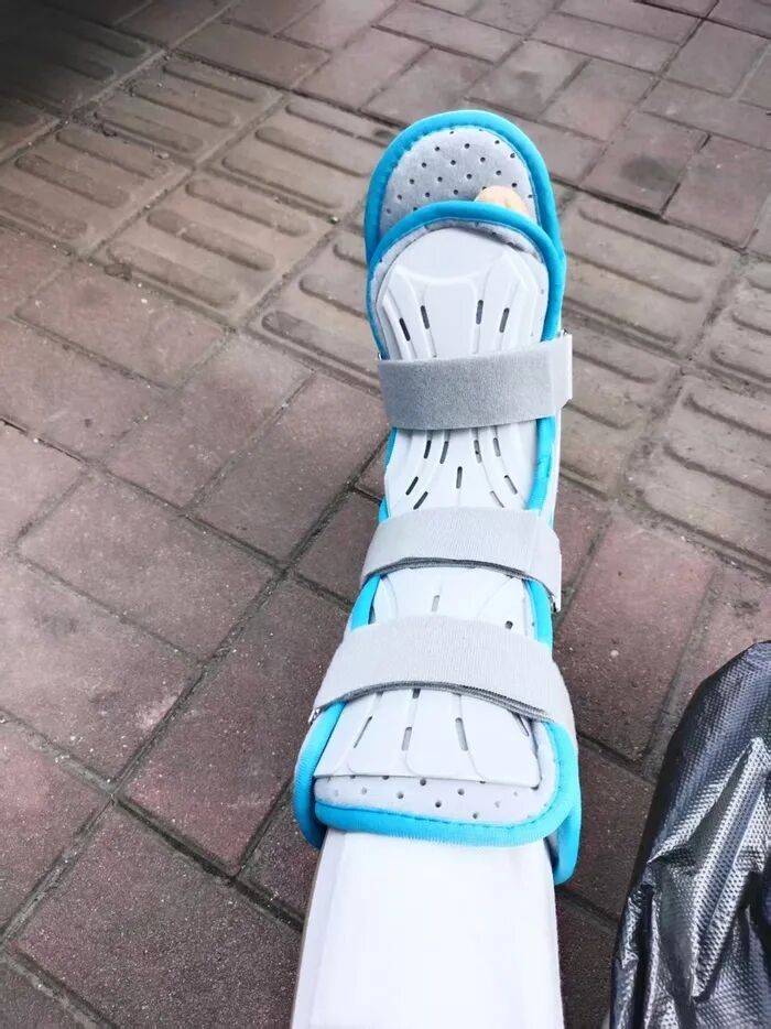 “至少150斤倒在我身上”,餐饮员工搬运冻鸡腿被砸伤,认定工伤遭企业推诿,涉事公司、人社局回应