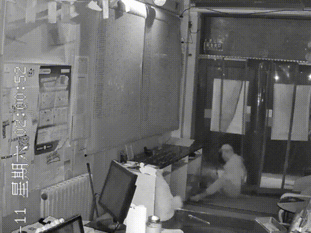 男子偷300张“刮刮乐”后连夜出逃,还玩“车票障眼法”,民警3分钟极限抓捕!