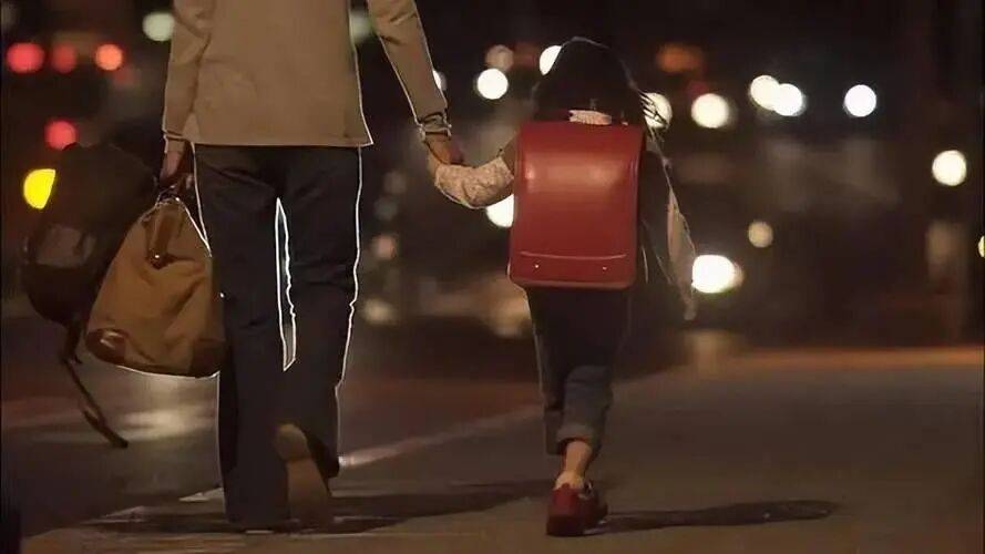 解忧 | 单亲爸爸跑网约车,女儿全程住车上