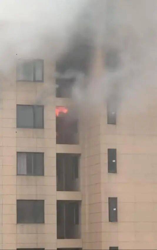 湖北孝感一小区33楼失火,消防栓无水,消消防员爬楼梯扑救?物业回应