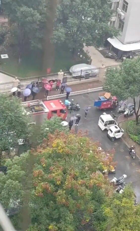 湖北孝感一小区33楼失火,消防栓无水,消消防员爬楼梯扑救?物业回应