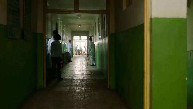 年代剧的墙，为什么都是上白下绿？