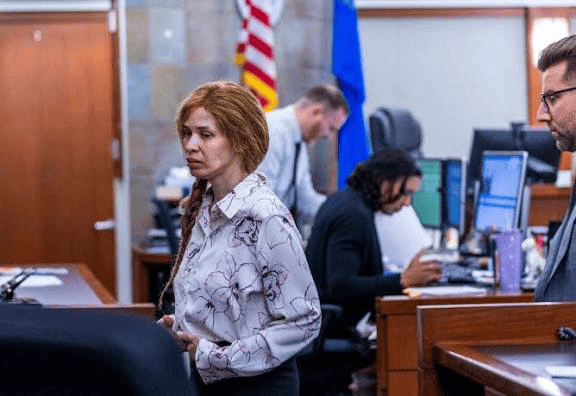 美国女子杀害男友后嫁给他的儿子，认罪后翻供