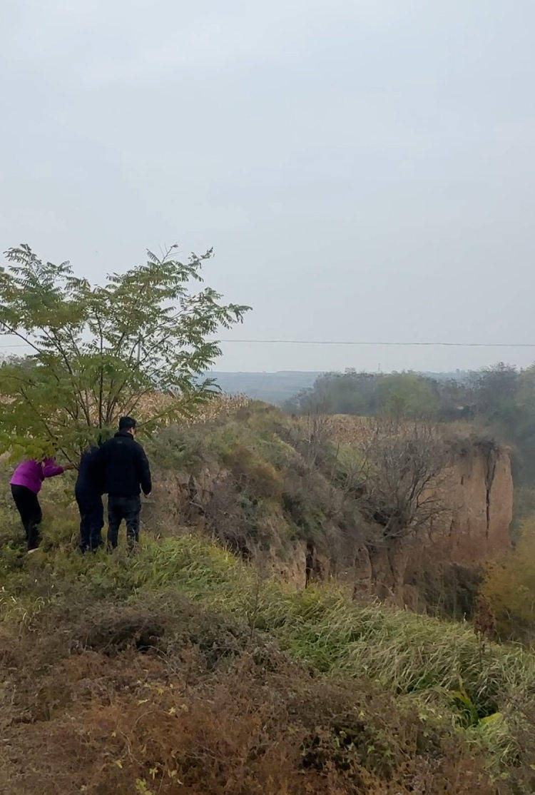 陕西咸阳一男子打晕妻子误以为已死，将人扔下土崖致其死亡被公诉