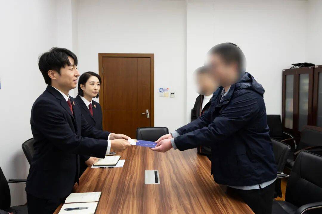 13名配送小哥被骗走大半年工资，眼看钱包告急无法生活……