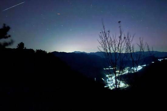 一大波美图来了，他们在我国北方多地拍到了极光！