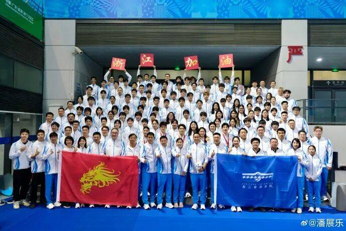 潘展乐晒“一大床大湾鸡”,身穿彩色小衣服萌态十足