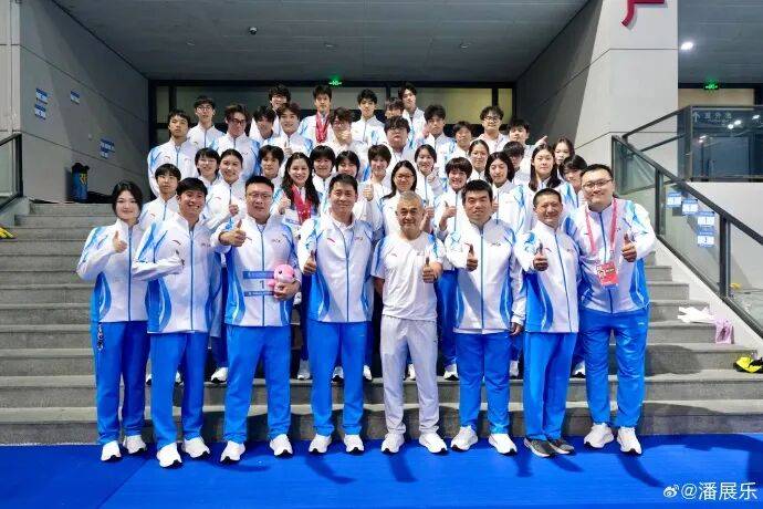 潘展乐晒“一大床大湾鸡”,身穿彩色小衣服萌态十足