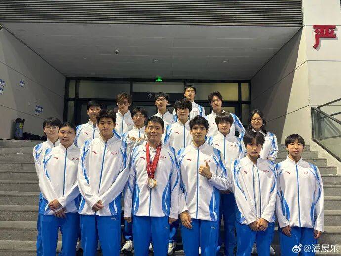 潘展乐晒“一大床大湾鸡”,身穿彩色小衣服萌态十足