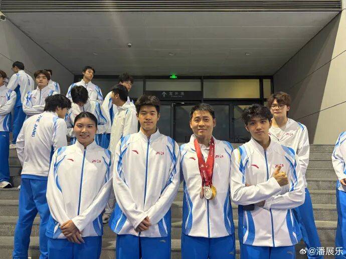 潘展乐晒“一大床大湾鸡”,身穿彩色小衣服萌态十足