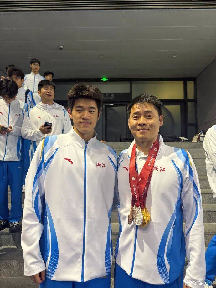 潘展乐晒“一大床大湾鸡”,身穿彩色小衣服萌态十足