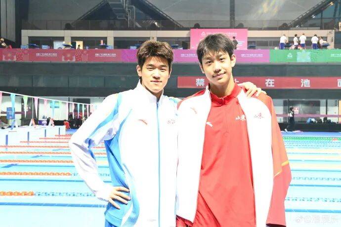 潘展乐晒“一大床大湾鸡”,身穿彩色小衣服萌态十足