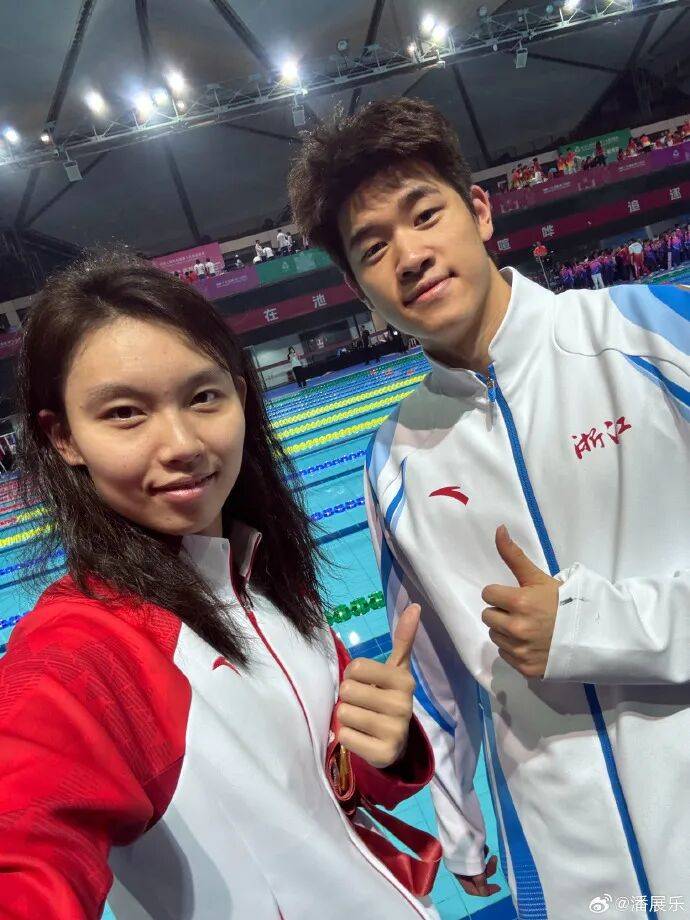 潘展乐晒“一大床大湾鸡”,身穿彩色小衣服萌态十足