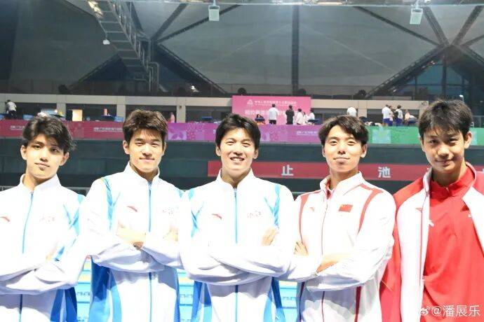 潘展乐晒“一大床大湾鸡”,身穿彩色小衣服萌态十足