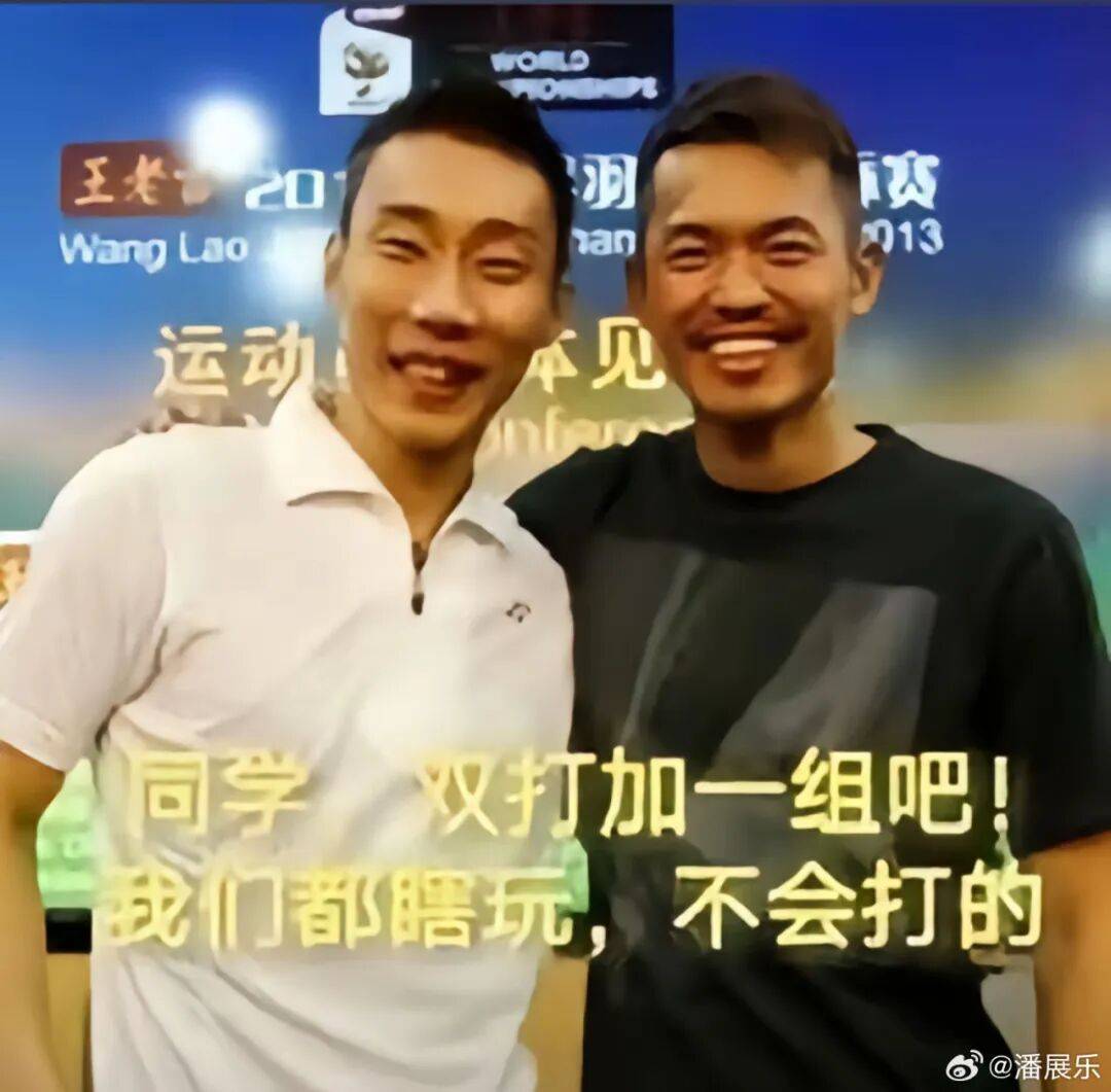 潘展乐晒“一大床大湾鸡”,身穿彩色小衣服萌态十足