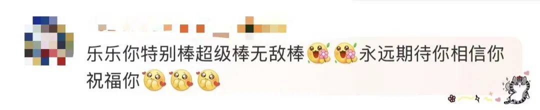 潘展乐晒“一大床大湾鸡”,身穿彩色小衣服萌态十足