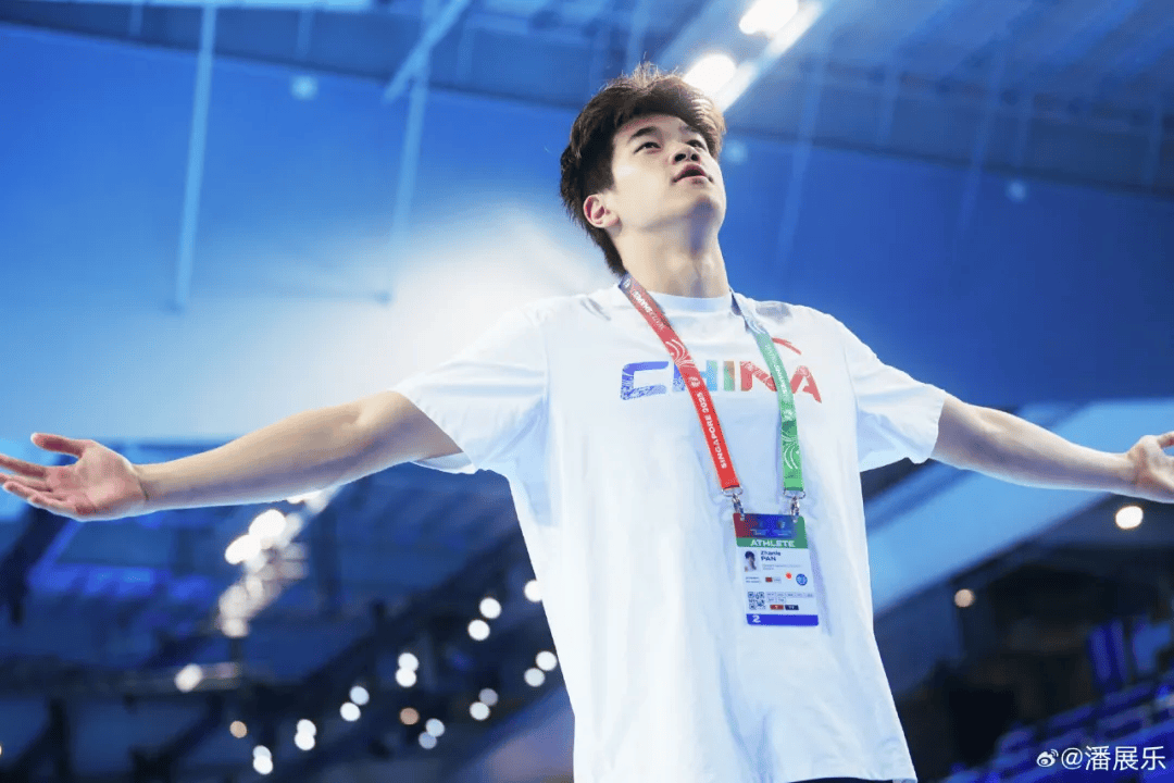 潘展乐晒“一大床大湾鸡”,身穿彩色小衣服萌态十足