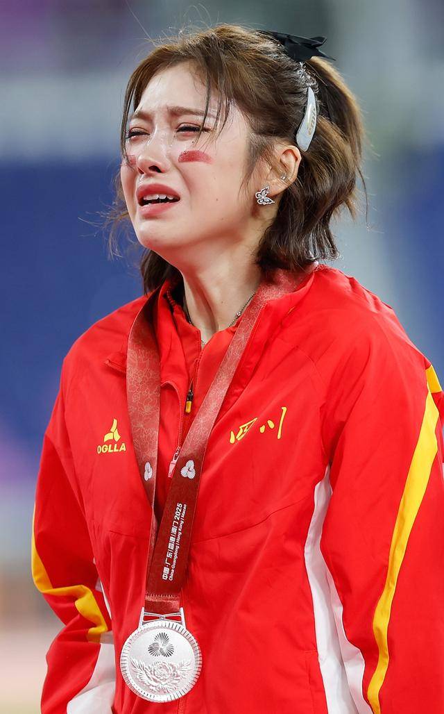 吴艳妮还是哭了:当她不再是100米栏赛道上唯一的“答案”!